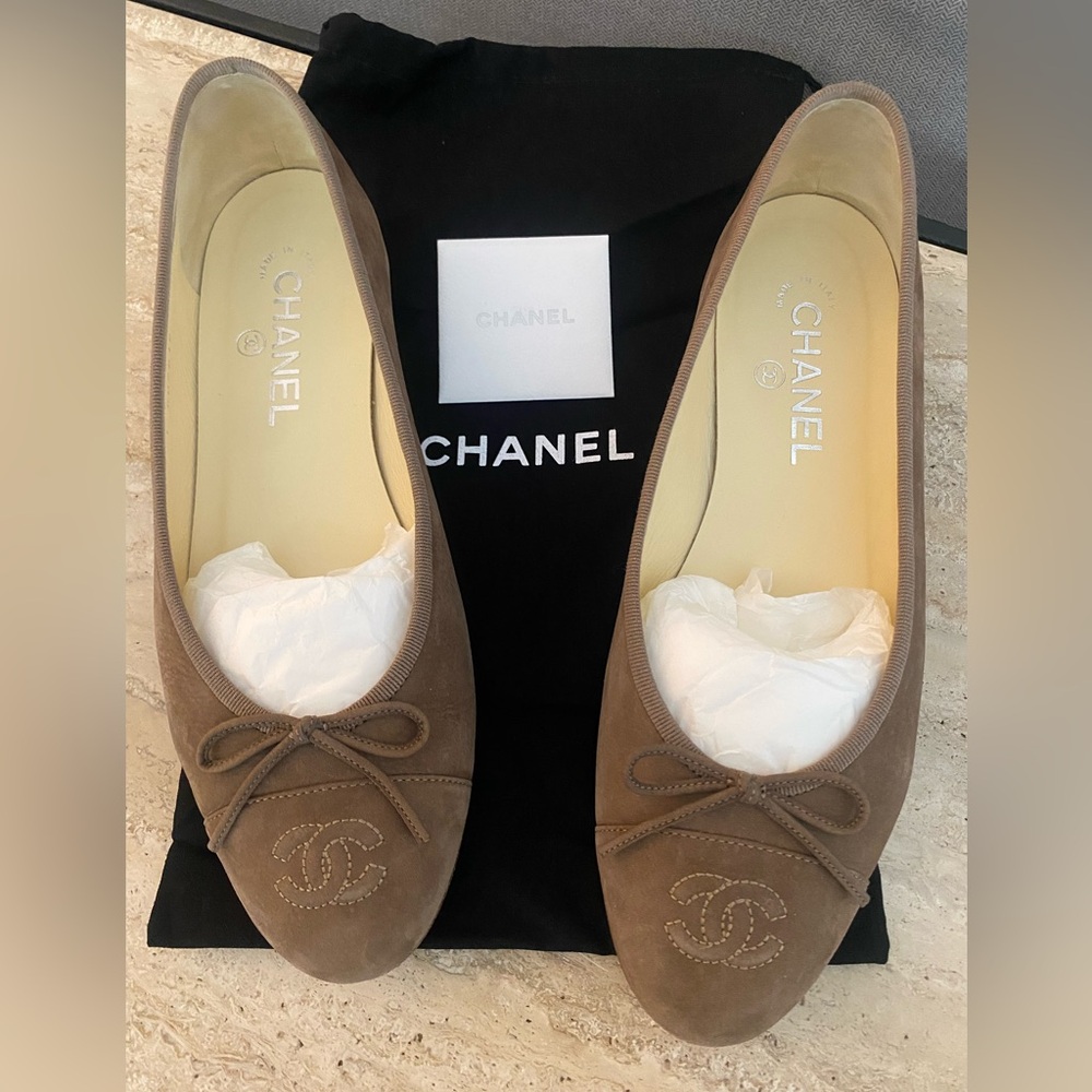 CHANEL 
Suede Bull Cap Toe CC Ballerina Flats Brown